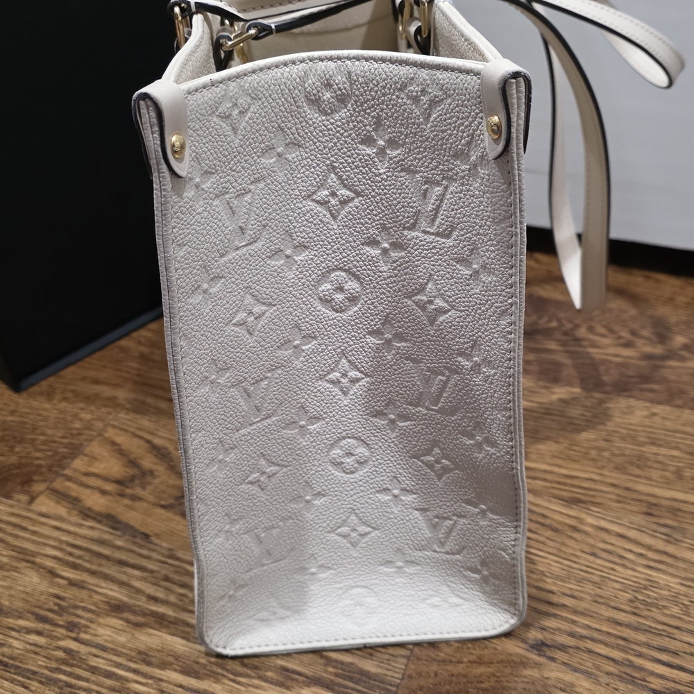 Louis Vuitton Cream Onthego MM Tote Bag - Picture 3 of 16